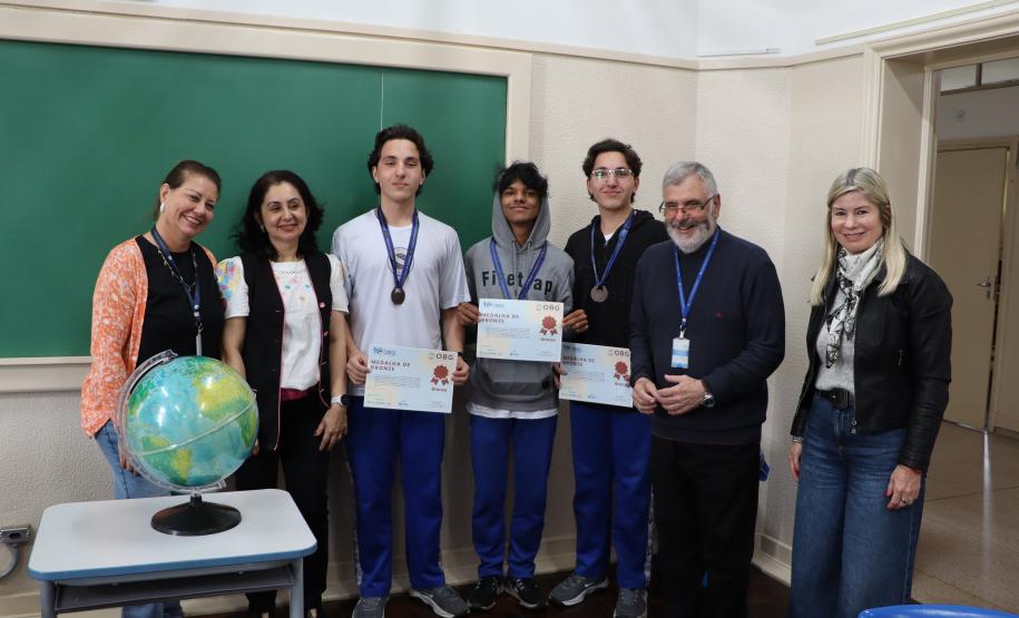 Estudantes recebem medalha e certificado da Olimpíada Brasileira de Geografia