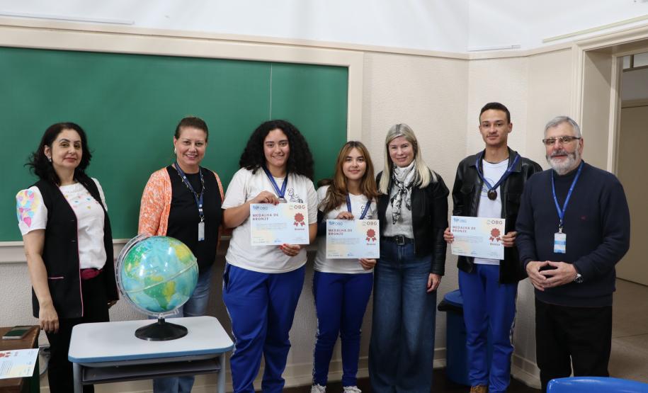Estudantes recebem medalha e certificado da Olimpíada Brasileira de Geografia