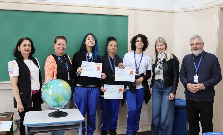 Estudantes recebem medalha e certificado da Olimpíada Brasileira de Geografia