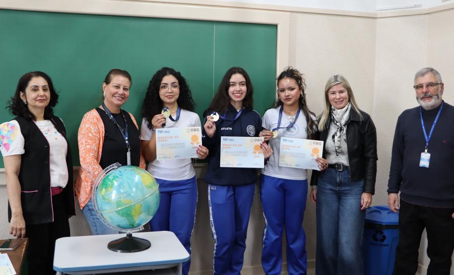 Estudantes recebem medalha e certificado da Olimpíada Brasileira de Geografia