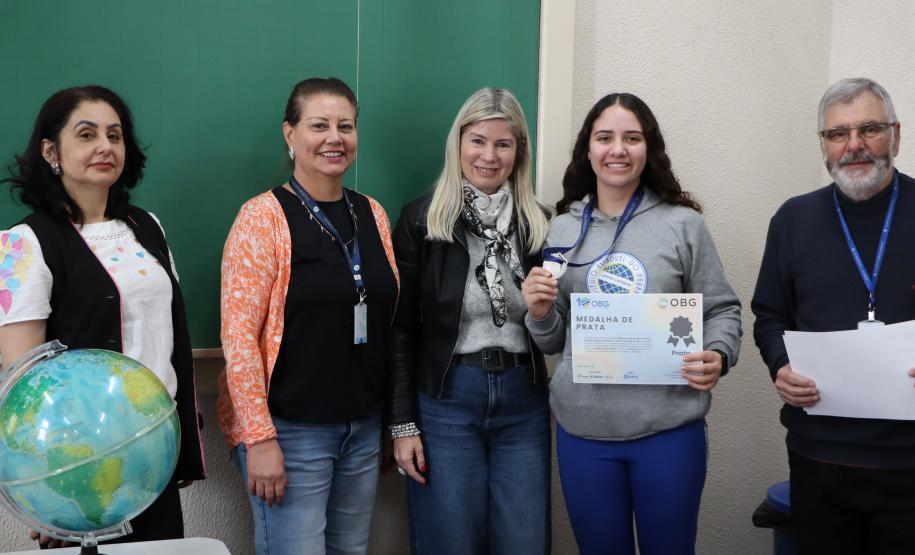 Estudantes recebem medalha e certificado da Olimpíada Brasileira de Geografia