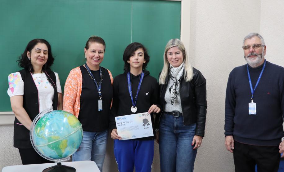 Estudantes recebem medalha e certificado da Olimpíada Brasileira de Geografia
