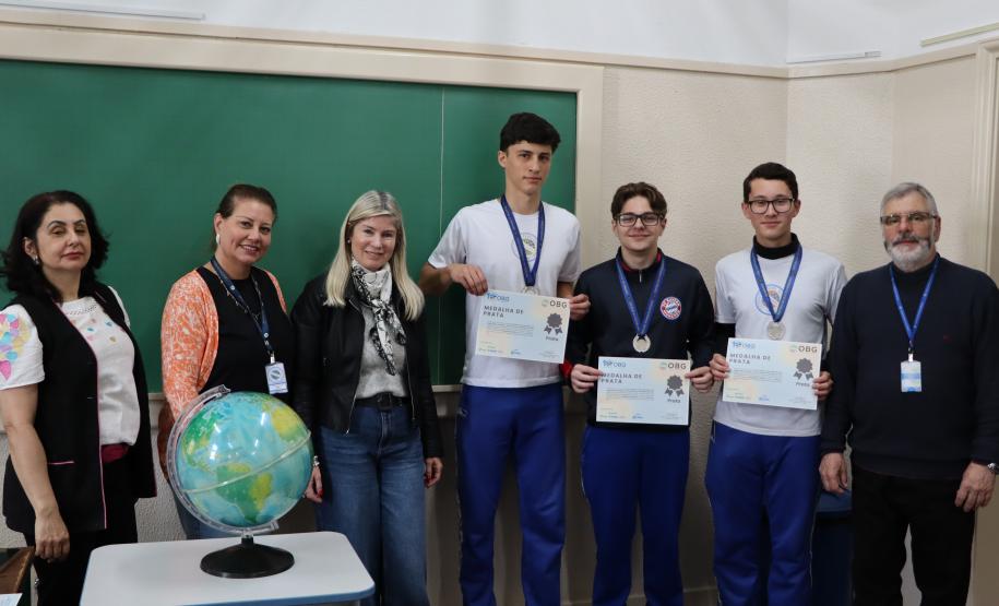 Estudantes recebem medalha e certificado da Olimpíada Brasileira de Geografia