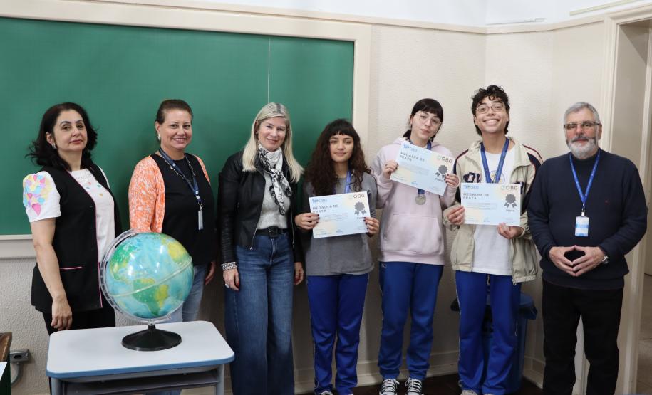 Estudantes recebem medalha e certificado da Olimpíada Brasileira de Geografia