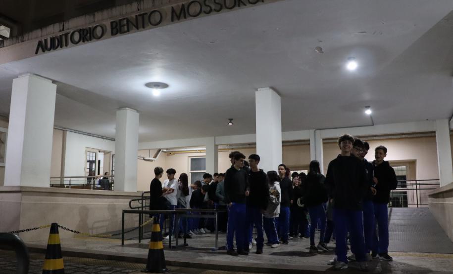 Estudantes do ensino médio noturno no Guairinha