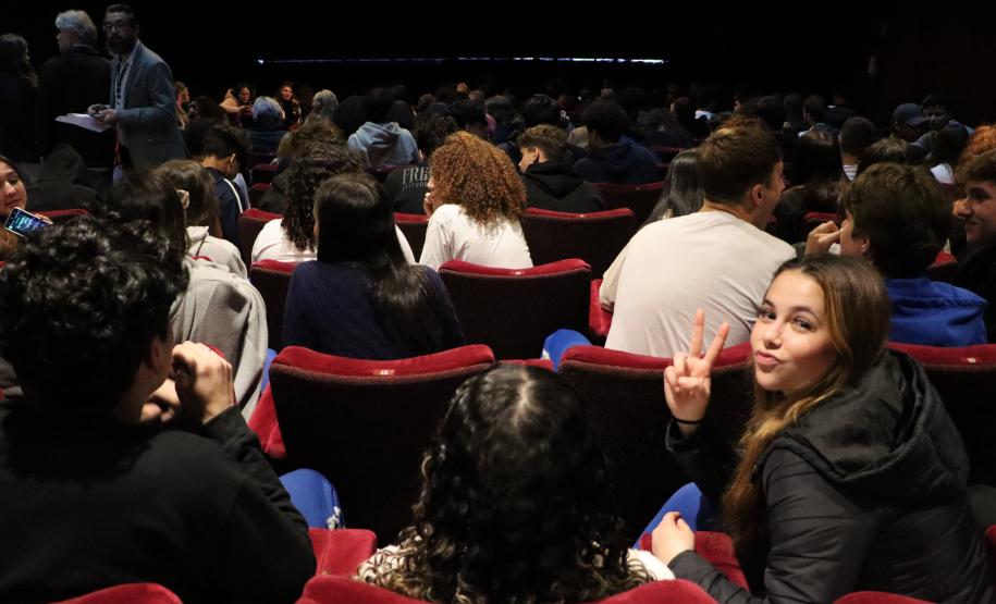 Estudantes do ensino médio noturno no Guairinha
