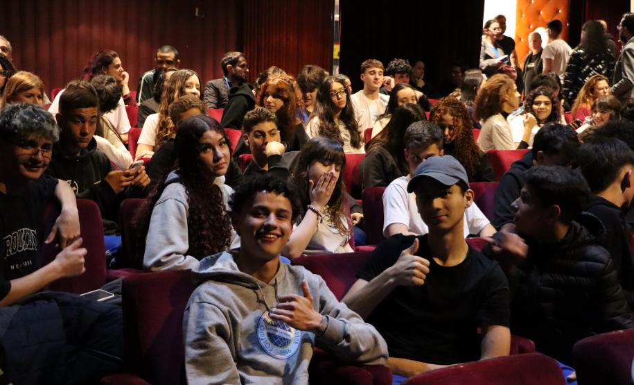 Estudantes do ensino médio noturno no Guairinha