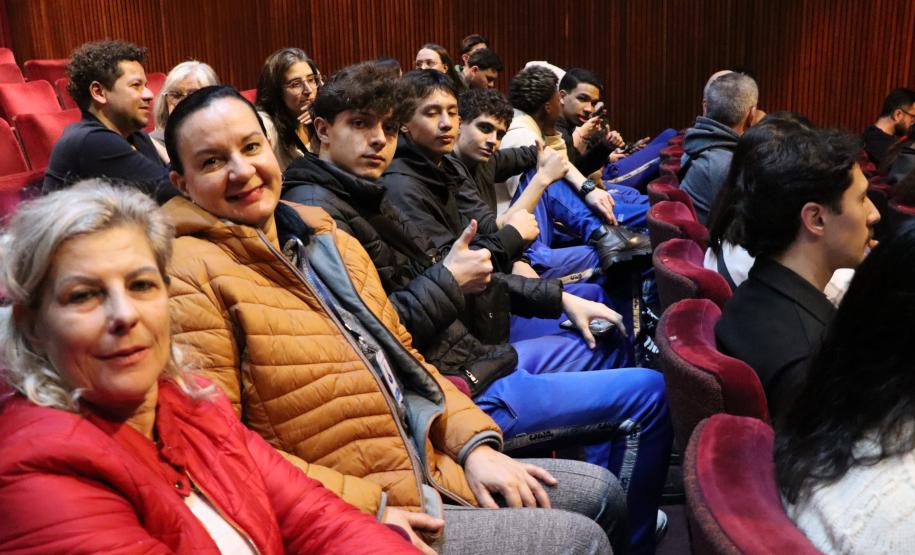 Estudantes do ensino médio noturno no Guairinha