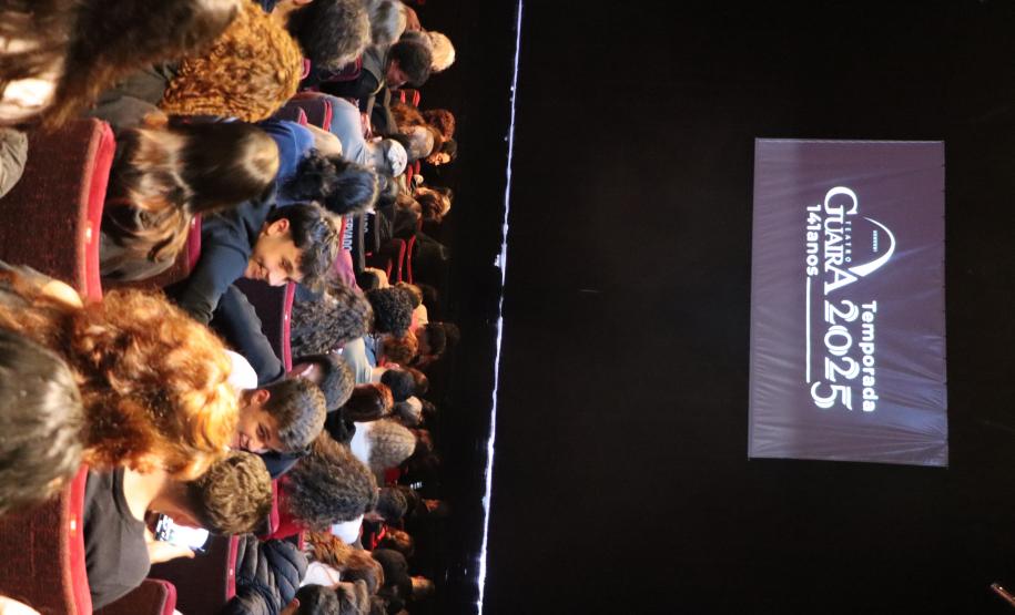 Estudantes do ensino médio noturno no Guairinha