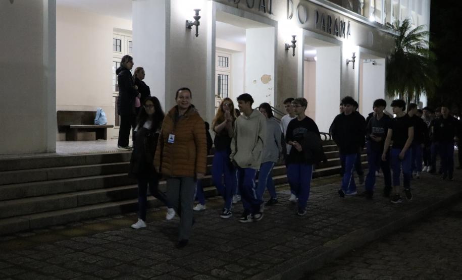 Estudantes do ensino médio noturno no Guairinha