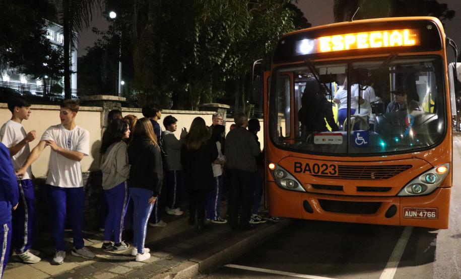 Estudantes do ensino médio noturno no Guairinha