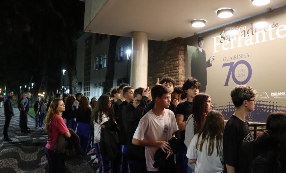 Estudantes do ensino médio noturno no Guairinha