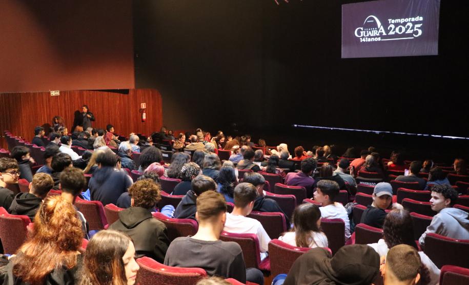 Estudantes do ensino médio noturno no Guairinha