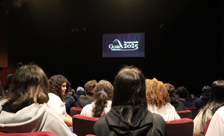 Estudantes do ensino médio noturno no Guairinha