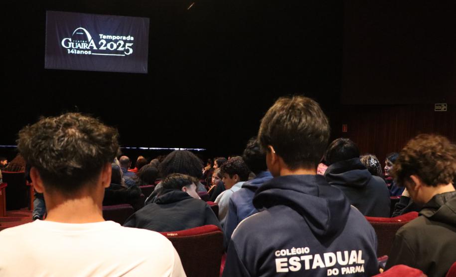 Estudantes do ensino médio noturno no Guairinha