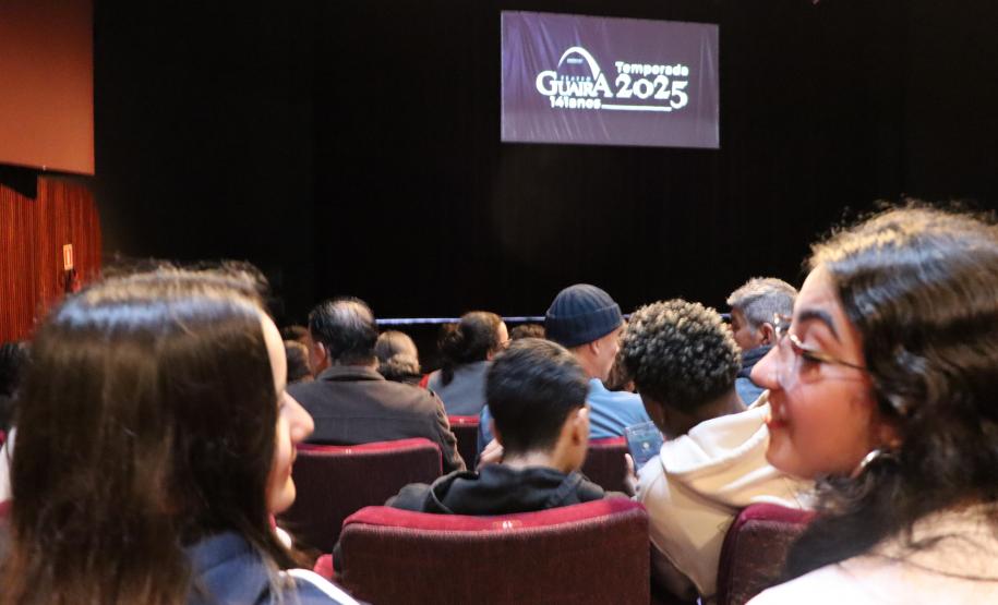 Estudantes do ensino médio noturno no Guairinha