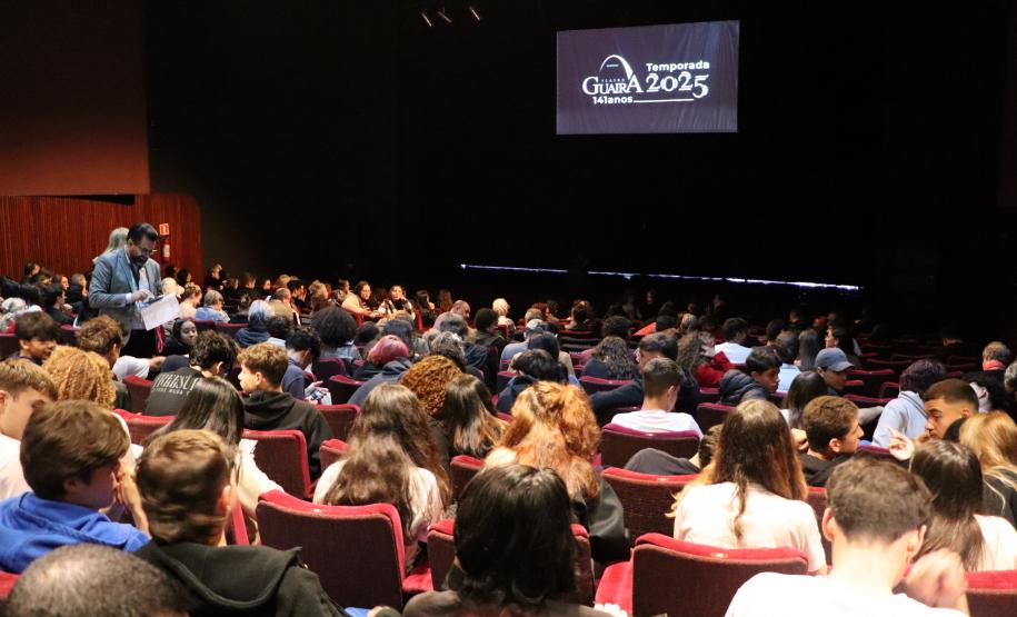 Estudantes do ensino médio noturno no Guairinha