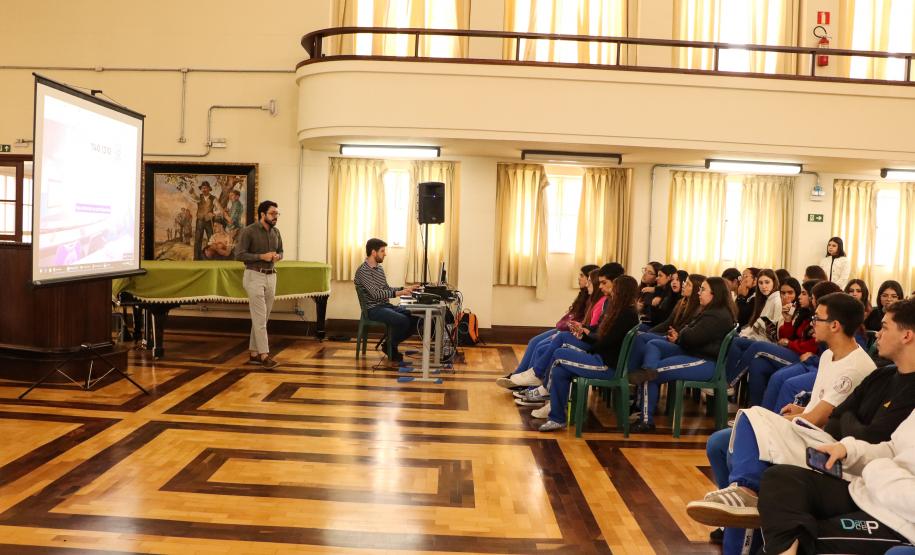 Palestra a turmas do Técnico em Prótese Dentária