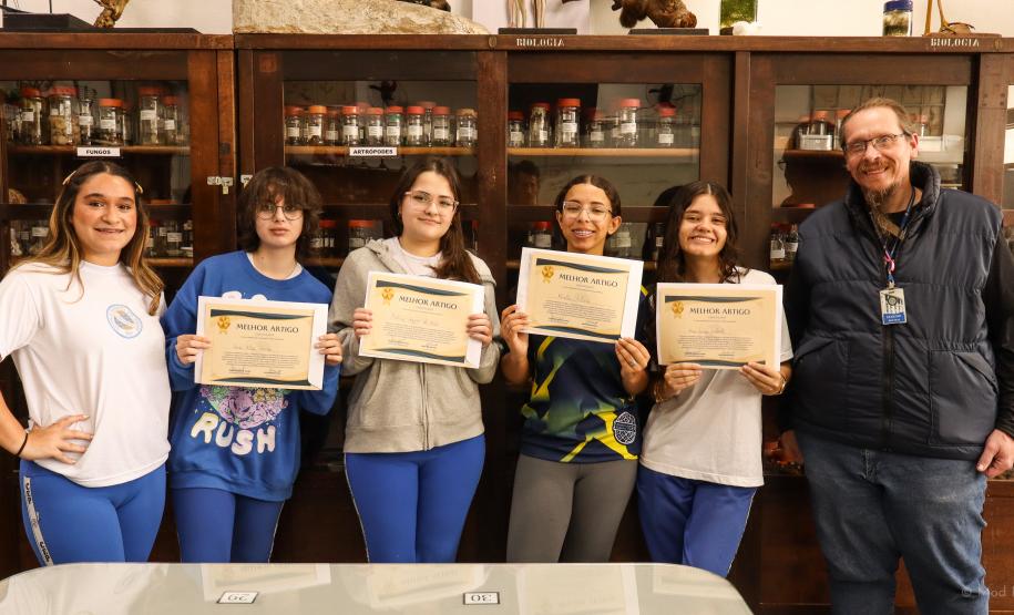 Estudantes recebem certificado