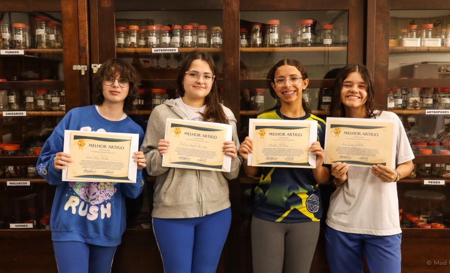 Estudantes recebem certificado