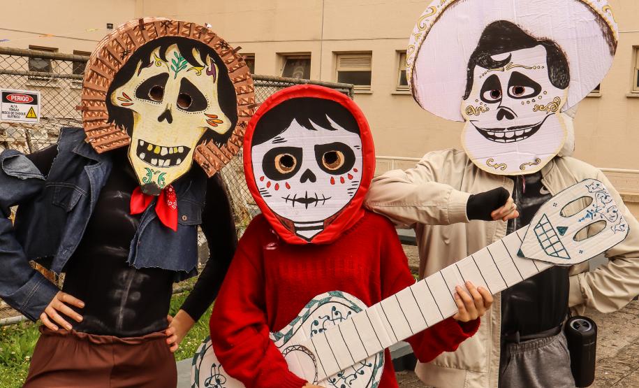 Estudantes no evento Día de los Muertos