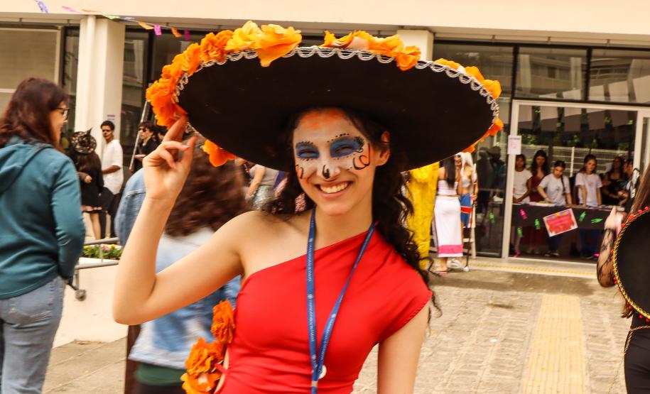 Estudantes no evento Día de los Muertos