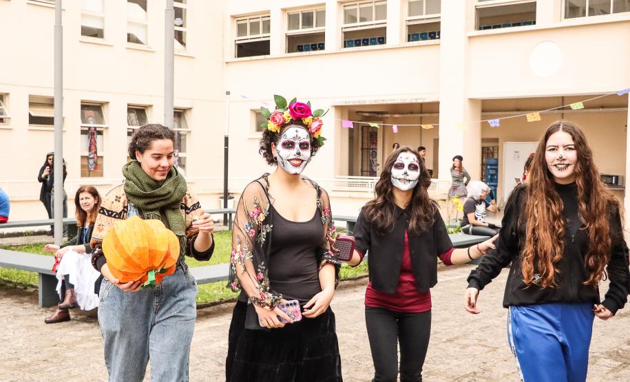 Estudantes no evento Día de los Muertos