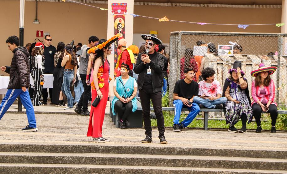 Estudantes no evento Día de los Muertos