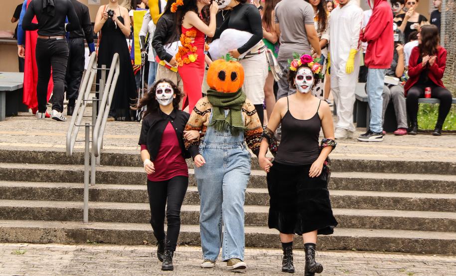 Estudantes no evento Día de los Muertos