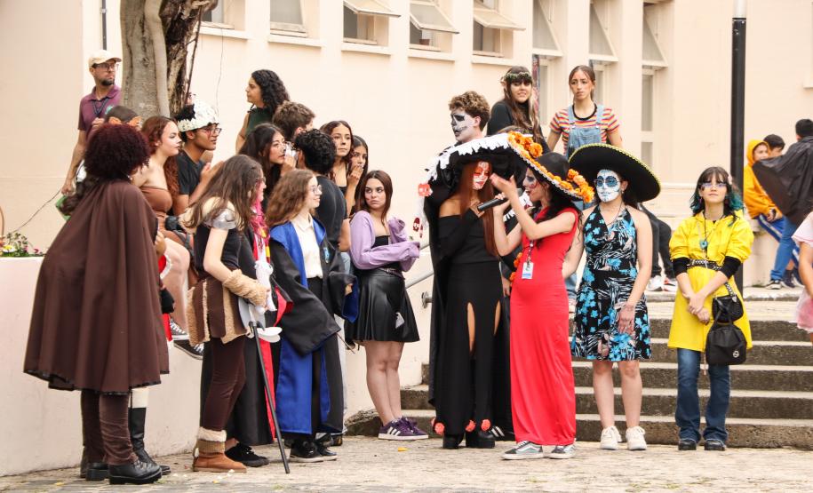 Estudantes no evento Día de los Muertos