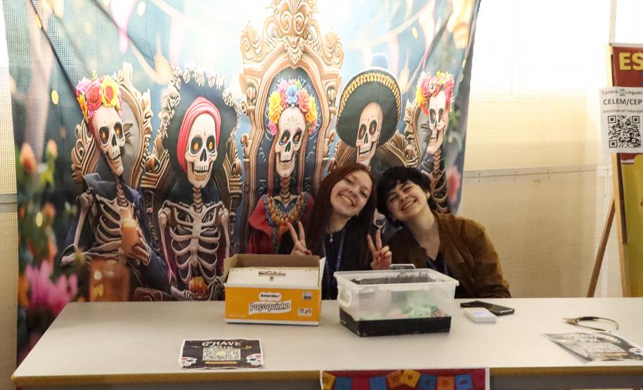 Estudantes no evento Día de los Muertos
