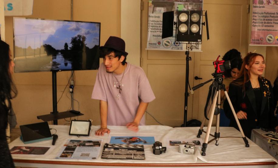 Estudantes participando das mostras de Conhecimento e da Educação Profissional