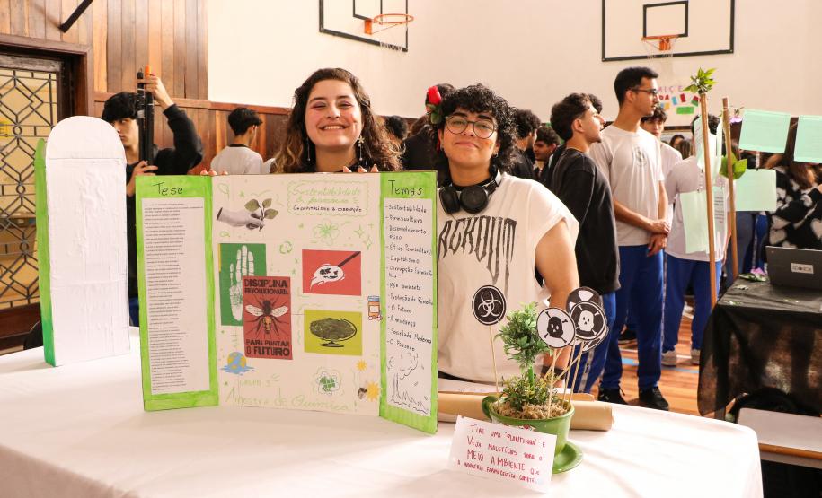 Estudantes participando das mostras de Conhecimento e da Educação Profissional