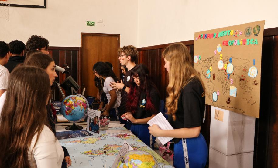 Estudantes participando das mostras de Conhecimento e da Educação Profissional