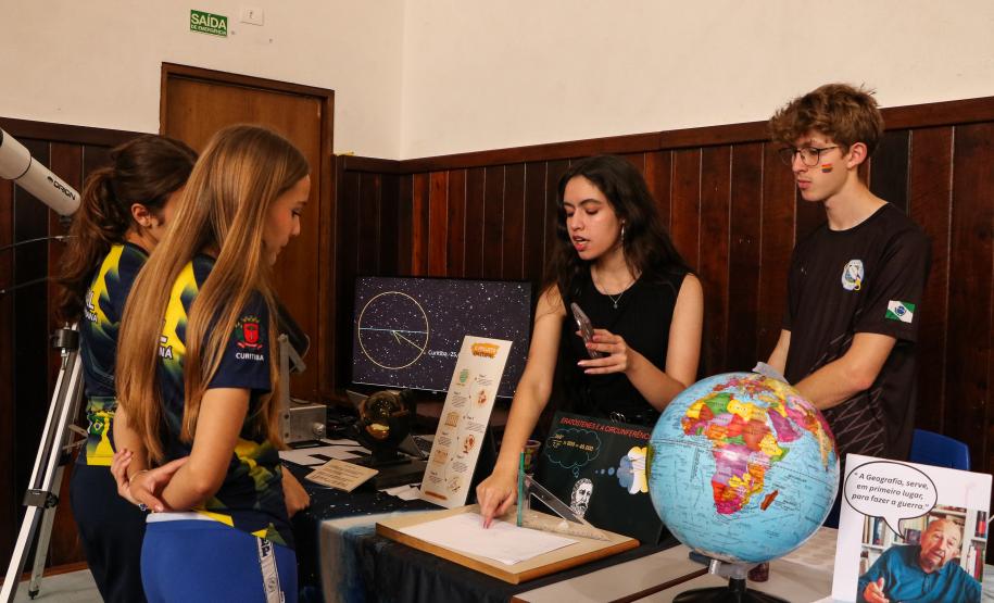 Estudantes participando das mostras de Conhecimento e da Educação Profissional
