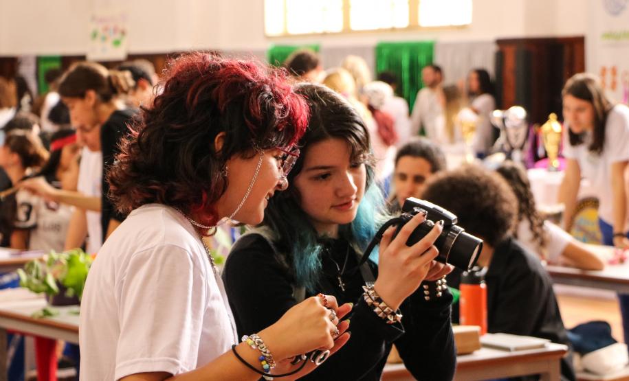 Estudantes participando das mostras de Conhecimento e da Educação Profissional