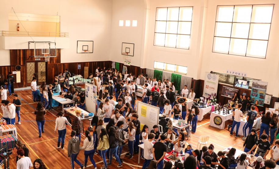 Estudantes participando das mostras de Conhecimento e da Educação Profissional