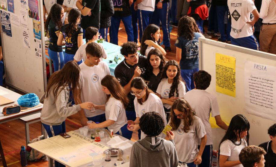 Estudantes participando das mostras de Conhecimento e da Educação Profissional