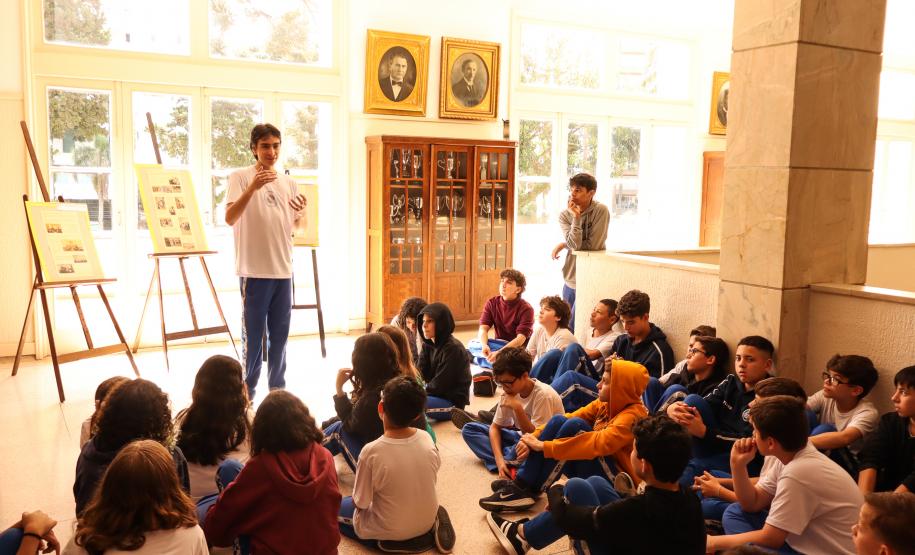 Estudantes participando das mostras de Conhecimento e da Educação Profissional