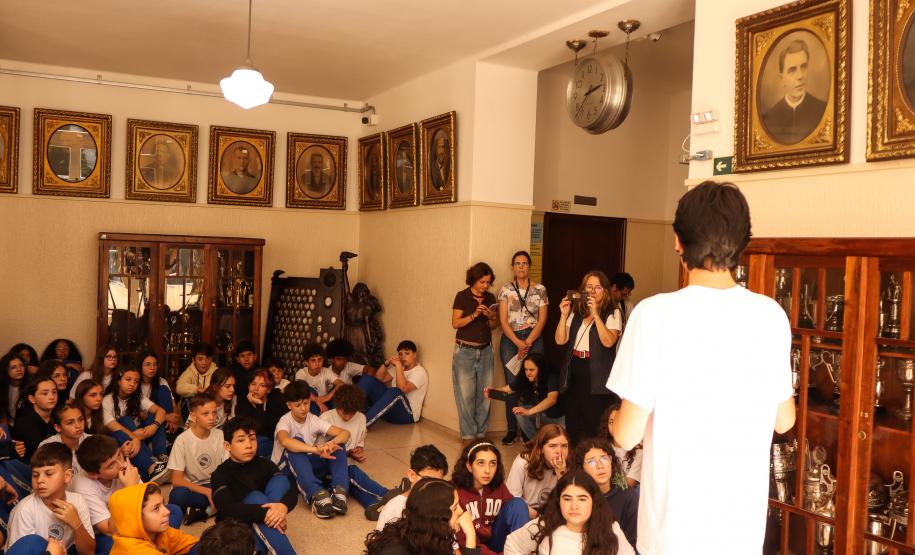 Estudantes participando das mostras de Conhecimento e da Educação Profissional