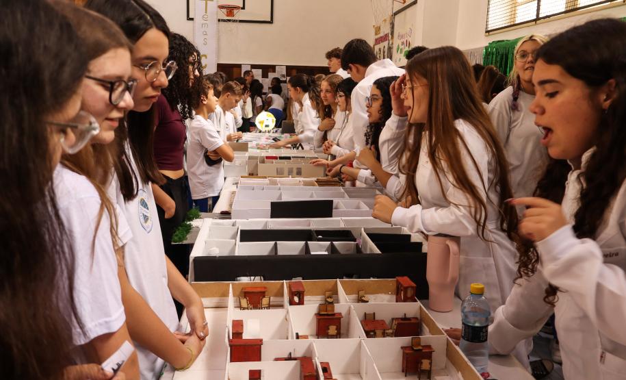 Estudantes participando das mostras de Conhecimento e da Educação Profissional