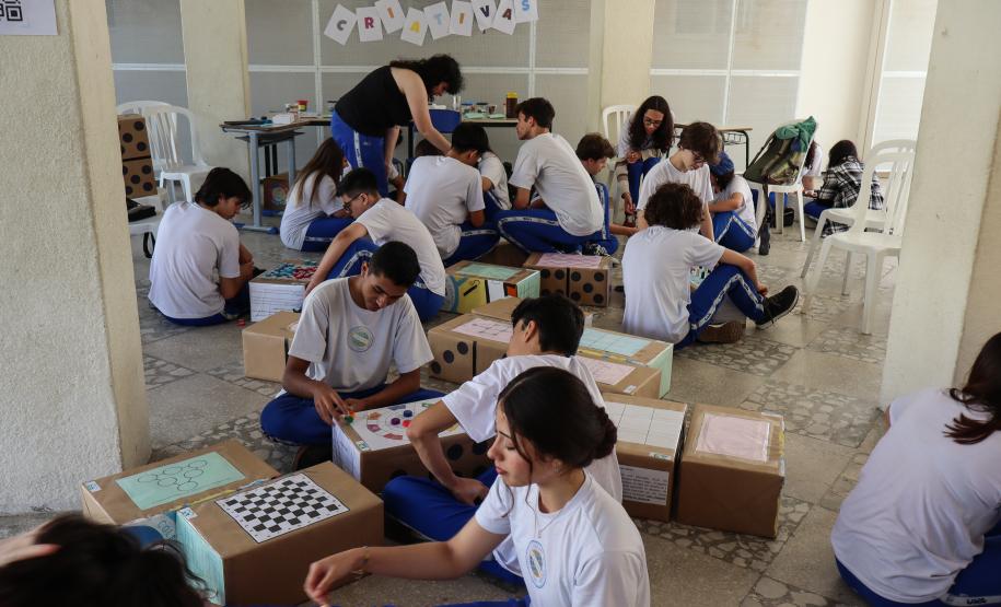 Estudantes participando das mostras de Conhecimento e da Educação Profissional