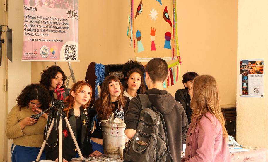 Estudantes participando das mostras de Conhecimento e da Educação Profissional