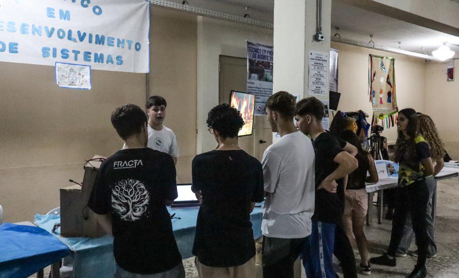 Estudantes participando das mostras de Conhecimento e da Educação Profissional