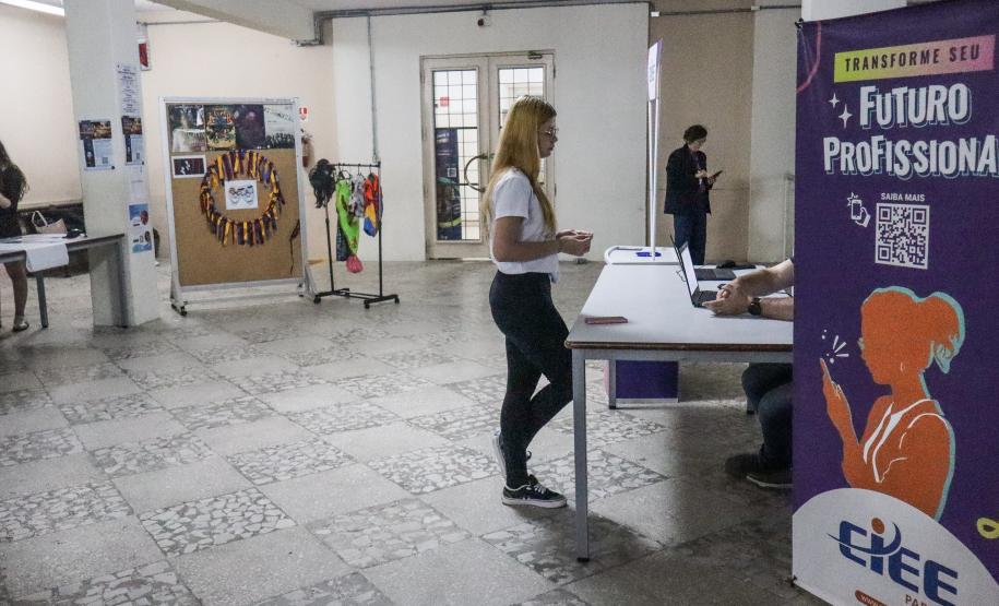 Estudantes participando das mostras de Conhecimento e da Educação Profissional