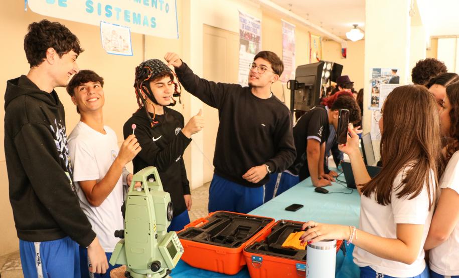 Estudantes participando das mostras de Conhecimento e da Educação Profissional