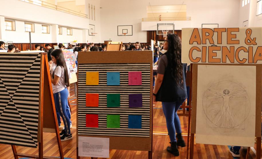 Estudantes participando das mostras de Conhecimento e da Educação Profissional