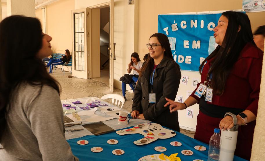 Estudantes participando das mostras de Conhecimento e da Educação Profissional