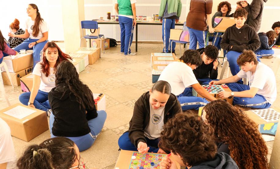 Estudantes participando das mostras de Conhecimento e da Educação Profissional