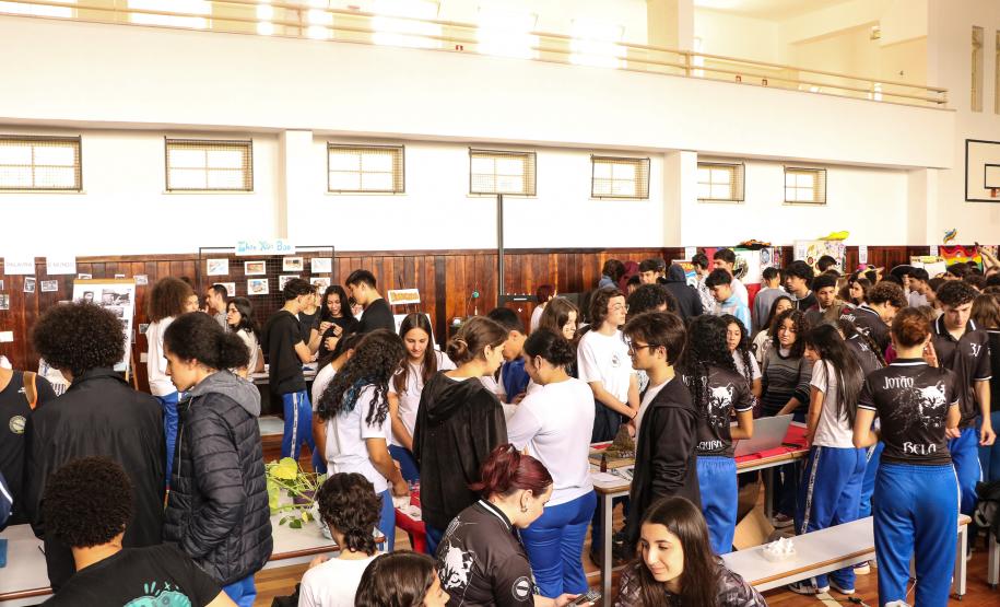 Estudantes participando das mostras de Conhecimento e da Educação Profissional